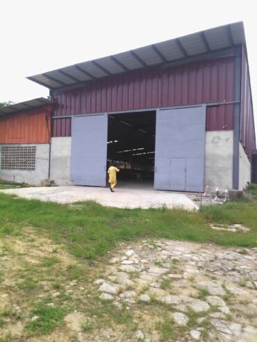 Location entrepot 2000 m2 à Abobo