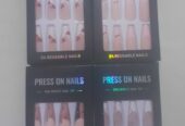 GROSSISTE DE FAUX ONGLES RÉUTILISABLE PLUSIEURS FOIS DE DIFFÉRENTS MODÈLES DISPONIBLE