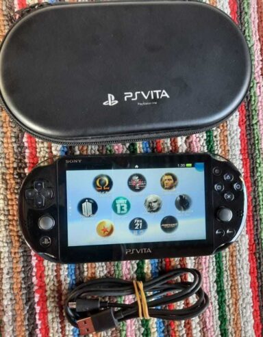 PS vita quasi neuve avec les jeux et chargeur
