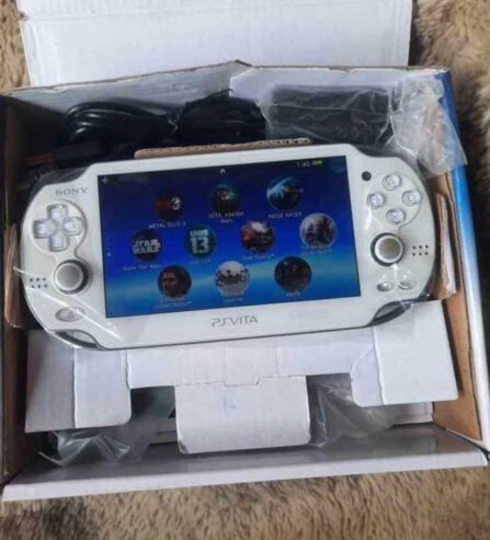 PS vita nouveau dans carton avec jeux et chargeur