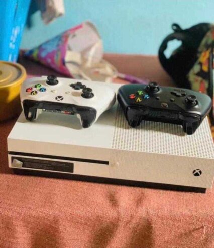 Xbox one S avec jeux deux manettes et accessoires