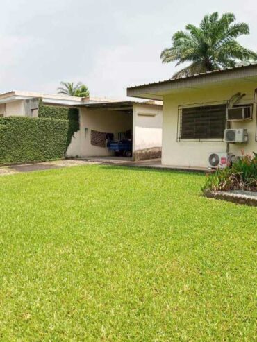 Villa basse à vendre à Cocody dans la cité cadre.