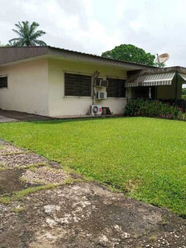 Villa basse à vendre à Cocody dans la cité cadre.