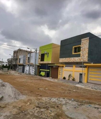 Coquette duplex avec préau à angre