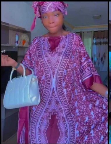 Chic boubou avec foulard disponible