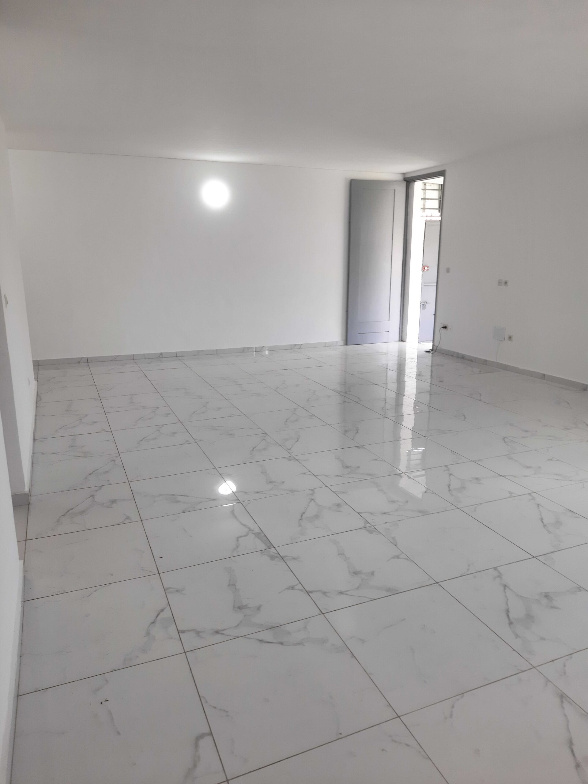 APPARTEMENT 5 PIÈCES À LOUER COCODY CENTRE MAISON DU PARTI PDCI AU REZ DE CHAUSSÉE