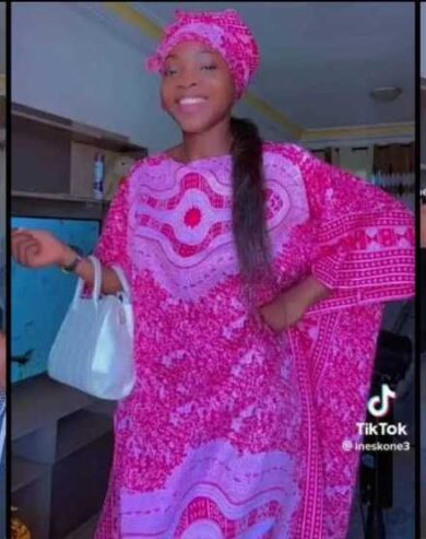 Chic boubou avec foulard disponible