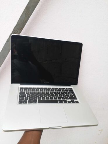 MACBOOK PRO MI 2010 CORE I5 4GO DE RAM DISQUE DUR 500GO