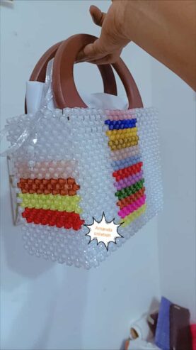 Vendeuse de sac en perles