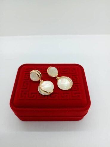 Jolies boucles d’oreilles disponible