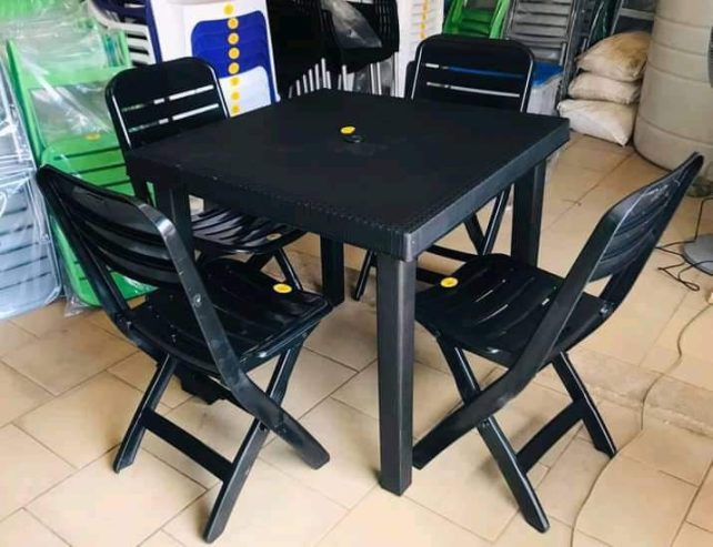 Complet chaise et table en plastique