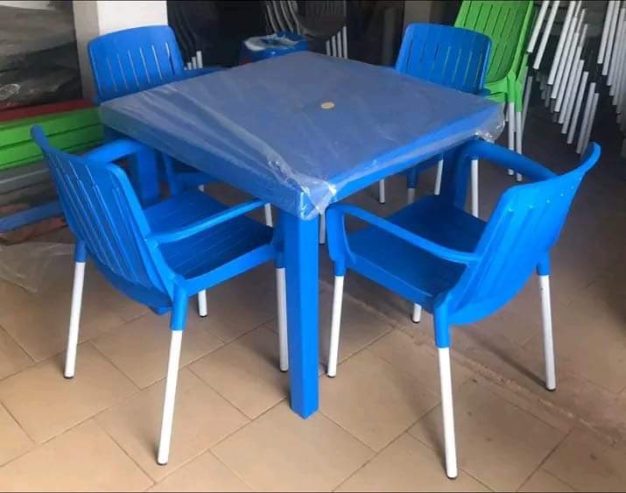 Complet chaise et table en plastique