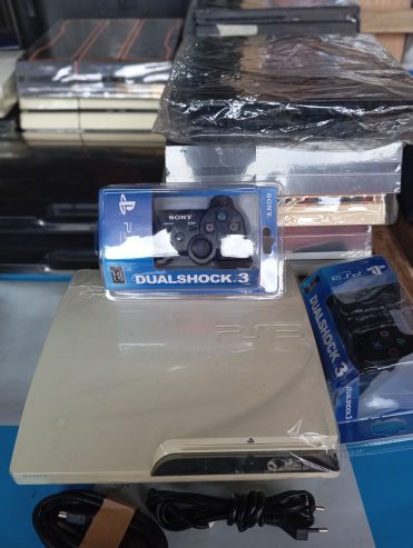 PS3 slim +20 jeux et 2 manettes