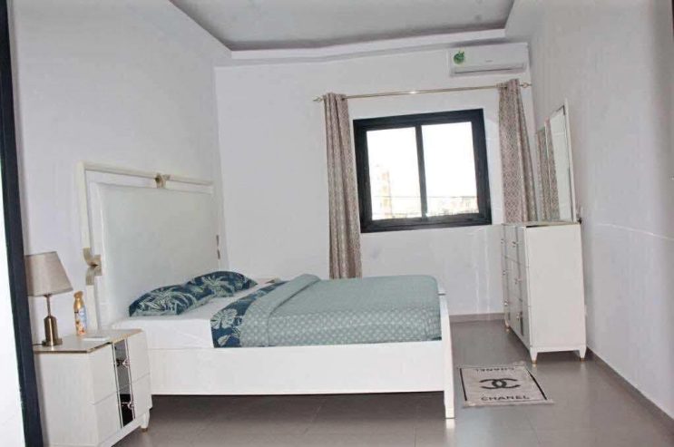 Lit blanc king size + matelas+ 2 chevets + 1coiffeuse+miroir